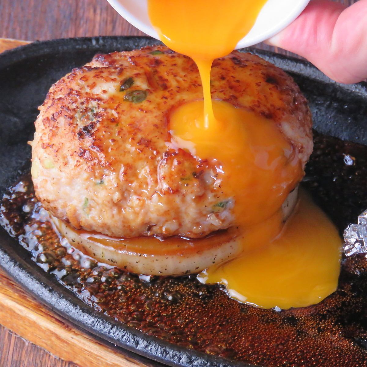 看板メニューのつくねバーグを鉄板で！鶏の炙り焼きもご用意！