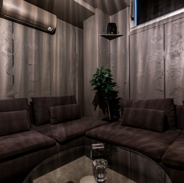 【個室】周りを気にせずに、楽しんでいただける個室が2部屋ございます。大型テレビの設置もございますので、観戦や、TVゲームも楽しんでいただけます。プライベートシーンやビジネスでのご利用もピッタリです。