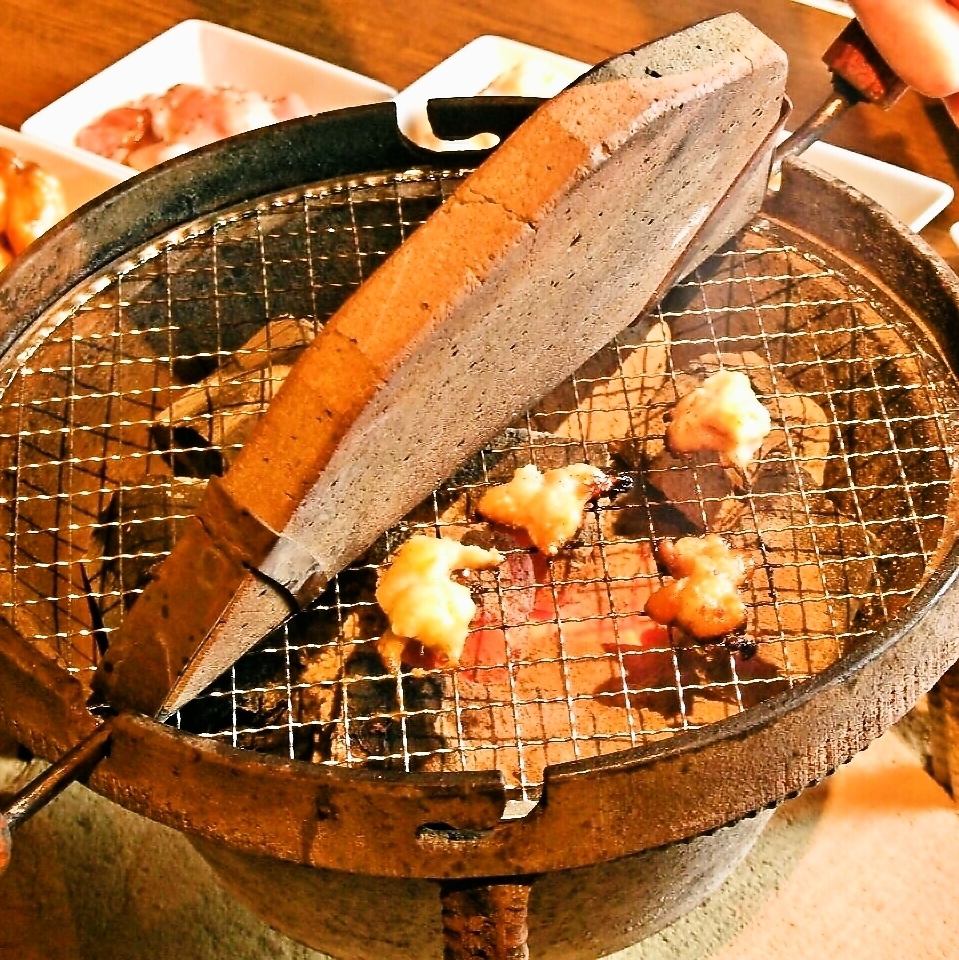 A unique grilling method! The yakiniku is juicy when eaten sandwiched between a lava stone plate and charcoal fire!