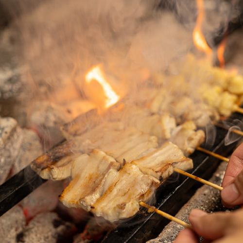 用備長炭完成烤雞肉串