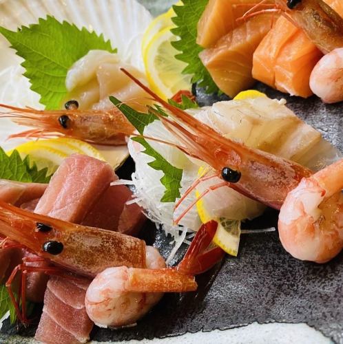 [Unfortunately sold out◆Limited quantity] We offer carefully selected ingredients!Assortment of 4 types of sashimi 990 yen per person (tax included)~