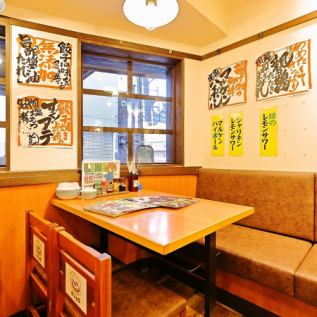 ゆったりと座れる4名様用テーブル席♪ ※写真は系列店