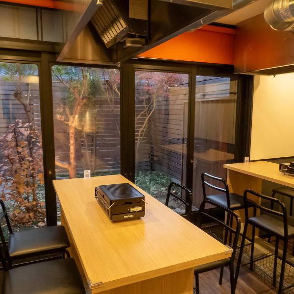 奥には庭園が見えるテーブル席もございます♪仕事帰りに一杯、焼肉屋で楽しむのはいかがでしょう。コスパ最高の焼肉屋で日々の疲れを癒してみてください♪
