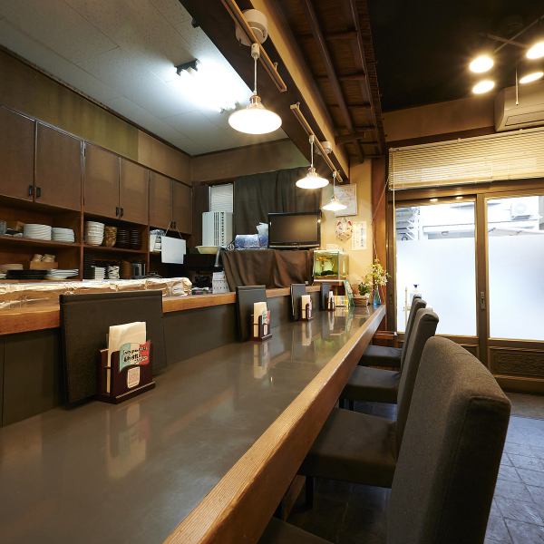 カウンター席をご用意いたしております。周りの雰囲気を気にせずゆったりとお食事を楽しんでいただけます。おひとりさまでのご利用にもピッタリです！是非お気軽ご来店ください♪