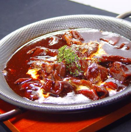 Beef tendon boiled in red wine