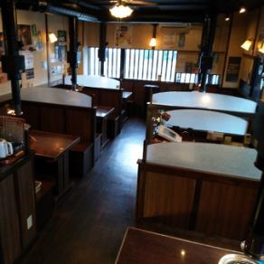 大人数もOK！広々くつろげるテーブル席をご用意してお待ちしております。