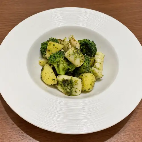 Pan-seared squid and broccoli