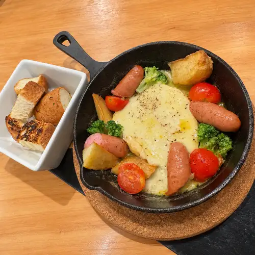 Camembert cheese fondue