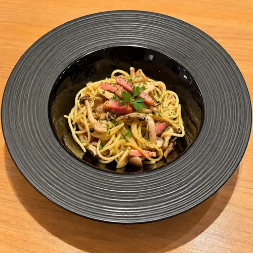 Garlic pasta with bacon and mushrooms