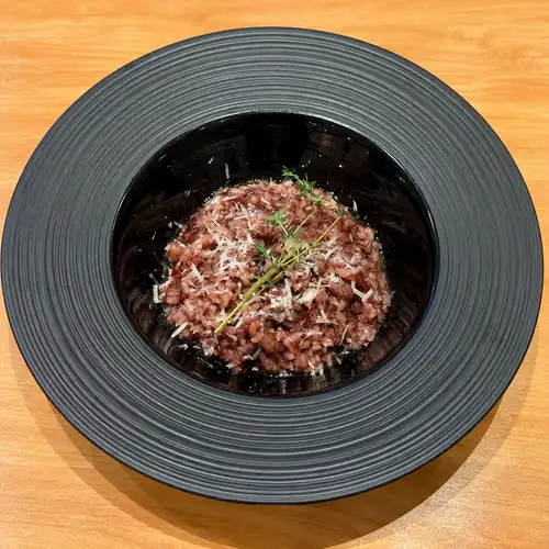 Red wine-flavored rosé risotto