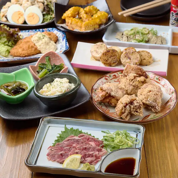 仕入れ次第で変わる新鮮食材使用、牛刺し含む貸切コース、8名以上、6600円(税込)