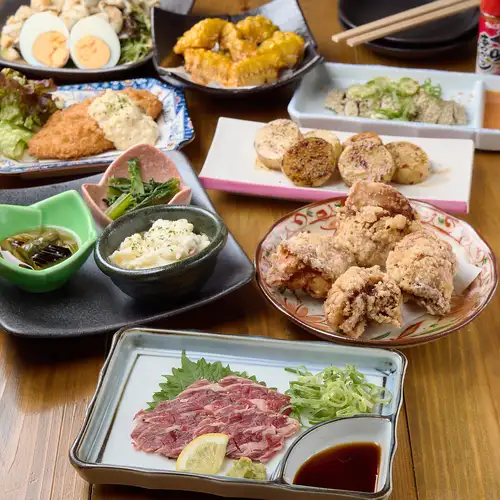 仕入れ次第で変わる新鮮食材使用、牛刺し含む貸切コース、8名以上、6600円(税込)