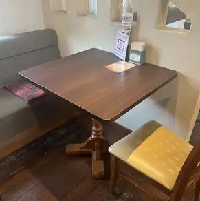 2名席のテーブル席です。連結して大人数でも対応可能です。