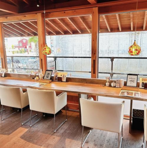 <p>おひとり様でも気軽にご利用いただける、落ち着いた雰囲気のカウンター席をご用意しております。外の景色を見ながら料理やドリンクを楽しめるので、デートやお友達とのご利用におすすめです◎</p>