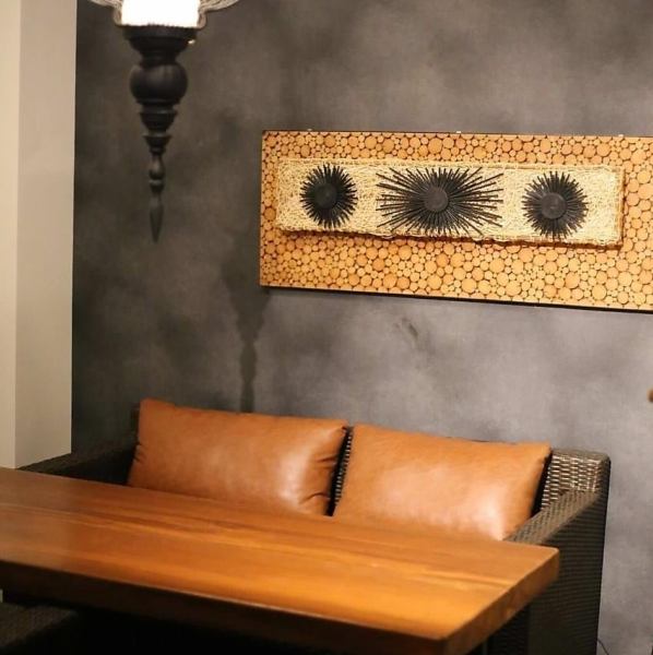 グループでのご利用には、テーブル席をつなげて最大8名様までご利用いただけるお席がおすすめです。ご友人との楽しいひとときや、ご家族でのお集まりでも、にぎやかにお過ごしいただけますよ。