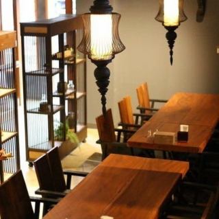 【3～5名様×3席】広々と座れるテーブル席で食事を楽しむ。ゆったりとくつろげるテーブル席です。照明やテーブルのデザインがおしゃれで、ご家族やご友人とのお食事にぴったりです。いつもよりリラックスして料理やドリンクを楽しめる人気の座席です♪お席の結合も可能ですので、お気軽にご相談ください。