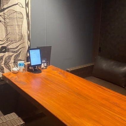 【3～5名様×1席】ふかふかソファでくつろぐ至福のひととき。ゆったりとくつろげるソファー個室席です。ふかふかのソファーでリラックスしながら、こだわりの料理やドリンクをお楽しみください。落ち着いた雰囲気の中で、心地よいひとときをお過ごしいただけます。ご友人やご家族とのお食事、女子会、ママ会にオススメです