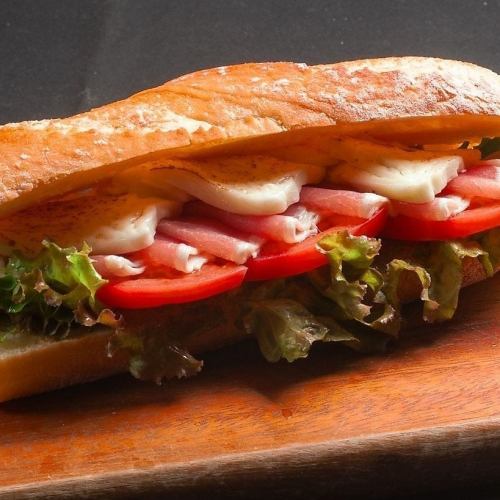 生ハムとチーズのパニーニ