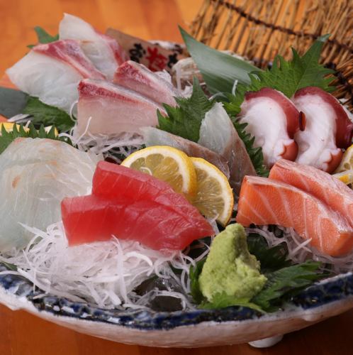Assortment of 7 types of sashimi