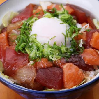 [Very popular] Seafood hot egg yukke bowl~Homemade yukke sauce~