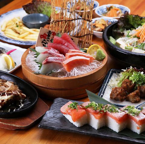 【2小时无限畅饮套餐】8道菜品4,000日元起!生鱼片拼盘、炸飞鱼、烤鱼、烤三文鱼盒装寿司等。