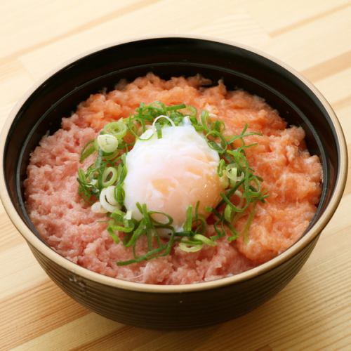 Bicolor rice bowl with salmon tataki and green onion toro