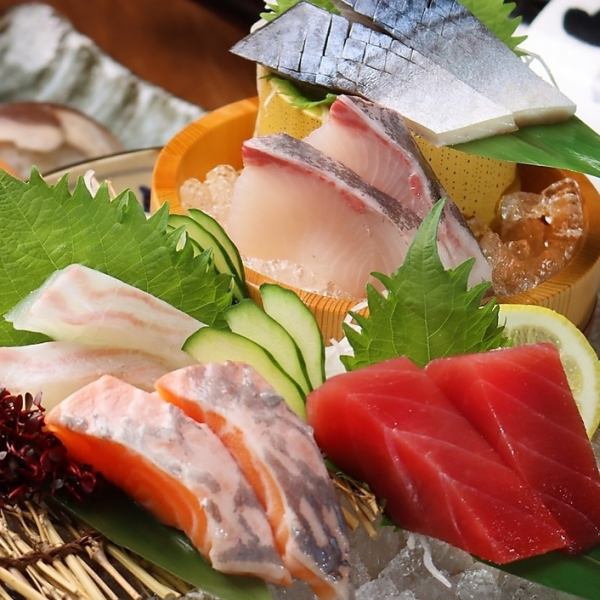來西部的話一定要嚐嚐哦！【什錦生魚片】有5種和7種♪ 新鮮度和厚實的口感一定會讓你驚嘆不已。