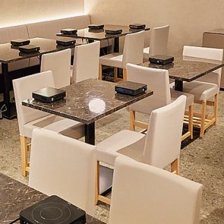 Table seats in the store can be freely combined, so we have seating for up to 30 people.