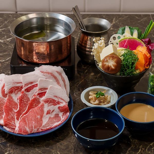 Perfect for a girls' night out or a meal by yourself! Branded Agu pork and pie pork shabu-shabu course 150g 4,400 yen (tax included)