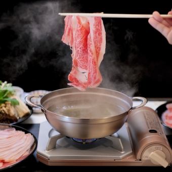 Shabu-shabu or Sukiyaki course, Japanese Black Beef and Agu Pork (Pie Pork) Mix 150g 5,500 yen (tax included)