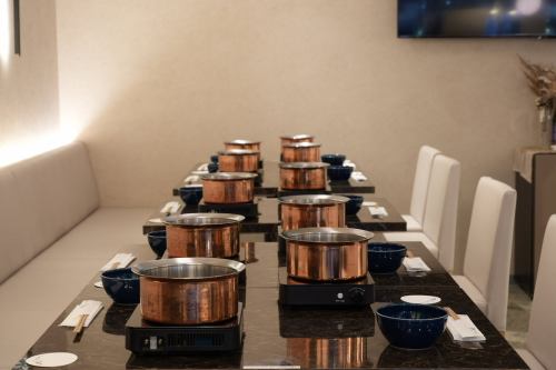 <p>【会社の飲み会や宴会にも、ゆったりとお使いいただけるテーブル席】ゆったりとお座りいただけるテーブル席は十分な広さで、大人数の飲み会や宴会や、20名様以上の貸し切りのご予約も承っております。</p>