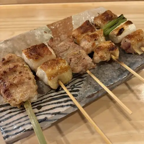 銘柄鶏を使った焼き鳥のこだわり、紀州備長炭で香ばしくジューシーに焼き上げます