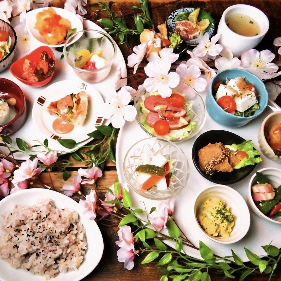 選擇主菜，從約20種配菜中選擇3種。人氣午餐1150日元（含稅）
