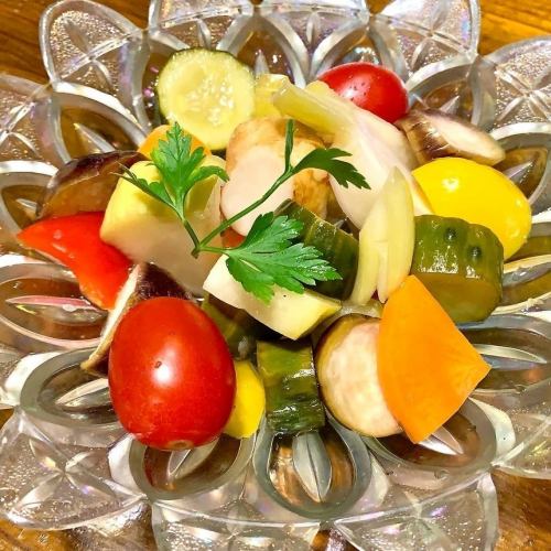 自製泡菜，配上大量色彩繽紛的蔬菜