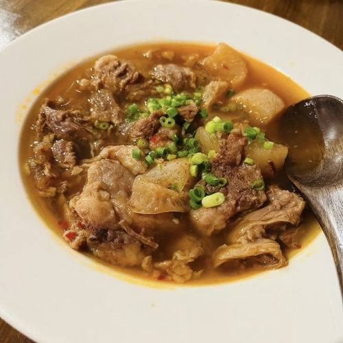 A slightly spicy stew of beef tendon with lots of ingredients