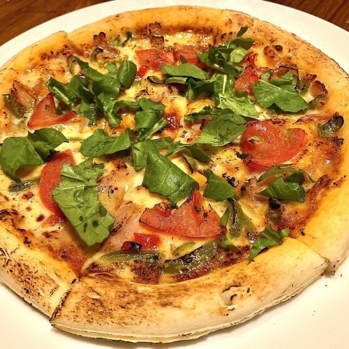 베이컨과 다채로운 야채 피자, 토마토 소스 재봉
