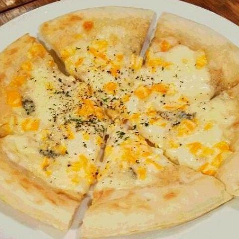 A 4-cheese pizza that is irresistible for cheese lovers