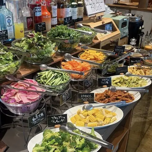 在大塚享用色彩缤纷的蔬菜自助餐