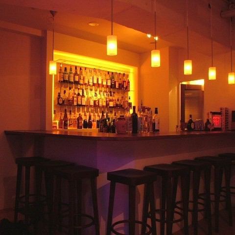 【落着くトーンの光が居心地良い】カウンター席。お気に入りの1杯を見つけてください。貸切以外でも、少人数様のご来店も大歓迎♪気の合う仲間やデート、おひとり様、お好きなシーンでご利用ください！！落ち着きのある店内でごゆっくりお過ごしください！！