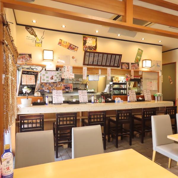 昭和の温もりあふれるアットホームな店内は、初めて訪れる方も心地よい空間。仕事終わりの方々が、一日の疲れを癒しながらゆったりと過ごせる雰囲気を大切にしております。木の温もりを感じる落ち着いたお席で、心安らぐひと時をご満喫ください。