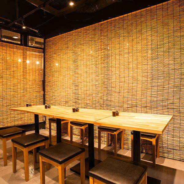 店内は「和」の雰囲気を存分に味わえる、明るい空間です！テーブル席は2～12名様までご利用可能で、テーブル席フロアのみを貸し切ることも可能です！もちろん、20名様規模での店舗貸切も承ります！深夜の貸切やネット予約も可能ですので、お気軽にお問い合わせください！