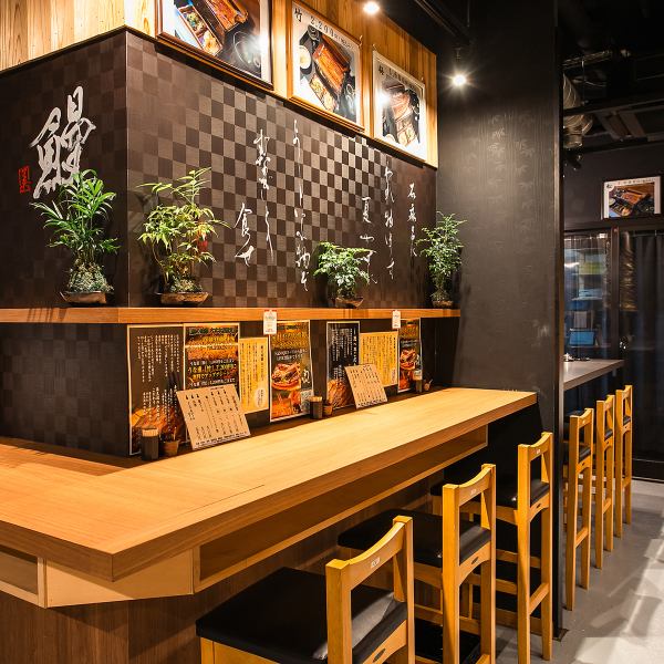 店内カウンター席は計10席をご用意し、お一人様からのご利用も大歓迎！デート・観光・同僚とのご褒美ランチから普段使いまで、どんなシーンでもお使いいただけるのが鰻の成瀬！