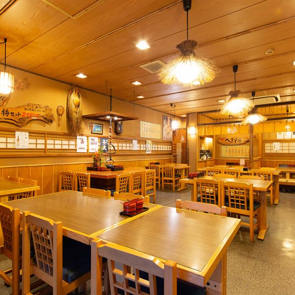 [気軽に立ち寄れる◎]お仕事帰りの飲み会やお仲間とのご宴会にも、お一人でのちょっと一杯にも、お気軽にご利用いただけるテーブル席を豊富にご用意。手間かけつくる豊富な肴で新潟地酒を愉しみ、〆は自慢のへぎそばをご堪能ください♪