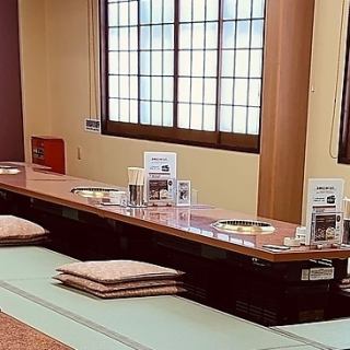 お靴を脱いで上がる掘り炬燵席だから、お席の行き来も気兼ねなくご自由にどうぞ♪楽しい時間をお過ごしください。