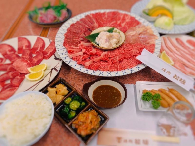 【宴会にピッタリ！】オリーブ牛や国産若鶏、女性に嬉しい野菜盛り合わせなど１３品コース３９８０円