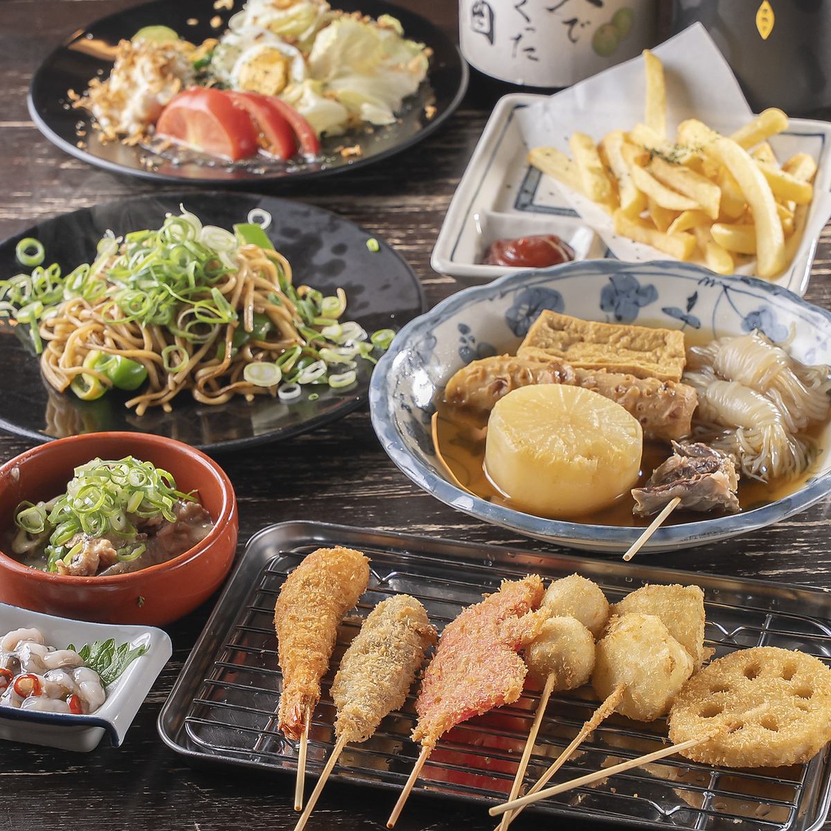 屋台をイメージした賑やか店内!串カツや豊富な料理を堪能