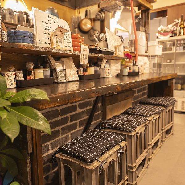 【博多の屋台を彷彿とさせる賑やかな空間】1Fは活気ある屋台と昭和の定食屋さんの雰囲気が調和した当店でしか味わえない独特の雰囲気。お1人様でフラっと寄ってサクッと飲める、アットホームでリーズナブルなかなか中百舌鳥店では串カツをはじめ豊富なお料理をご用意。ぜひお気軽にお立ち寄りください!