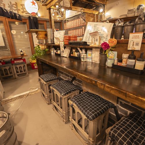 活気あふれる賑やかな店内