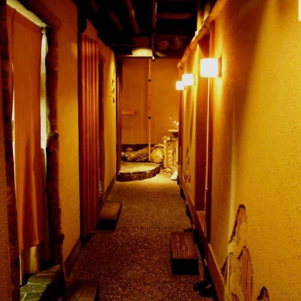 在1楼的包房““井” To木中，可以感受到放松的日本氛围。这将是一个私人房间，可容纳4人/ 8人/ 22人，并带有隔板。