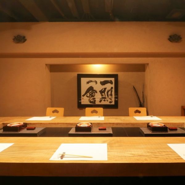 一楼设有宽敞的宴会空间。拥有雄伟氛围“ Hama no Ma”的独立私人房间。可容纳约6至15人的宴会。